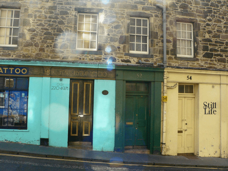 shops-vintage-edinburgh-scotland-reflexions-turquoise-1698272-pxhere.com-min