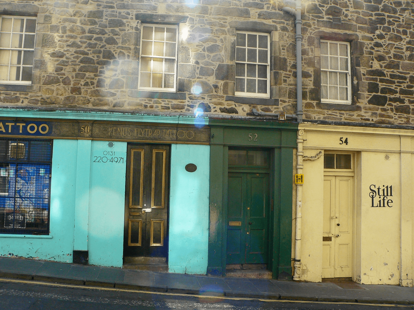 shops-vintage-edinburgh-scotland-reflexions-turquoise-1698272-pxhere.com-min