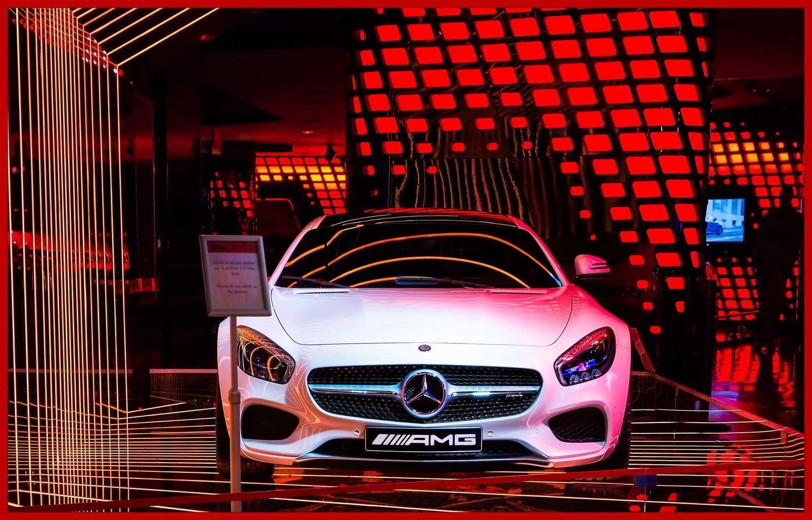 white-car-automobile-paris-france-vehicle-384086-pxhere.com-min